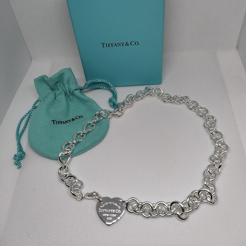 Lustrous Silver Iconic Branding Luxurious Heart Necklace